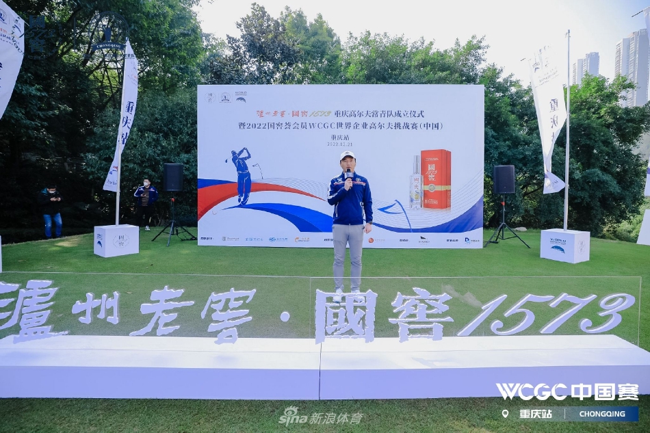 果岭之上，一位选手俯身细致观察球线，专注的神情仿佛在解读大地的密码。