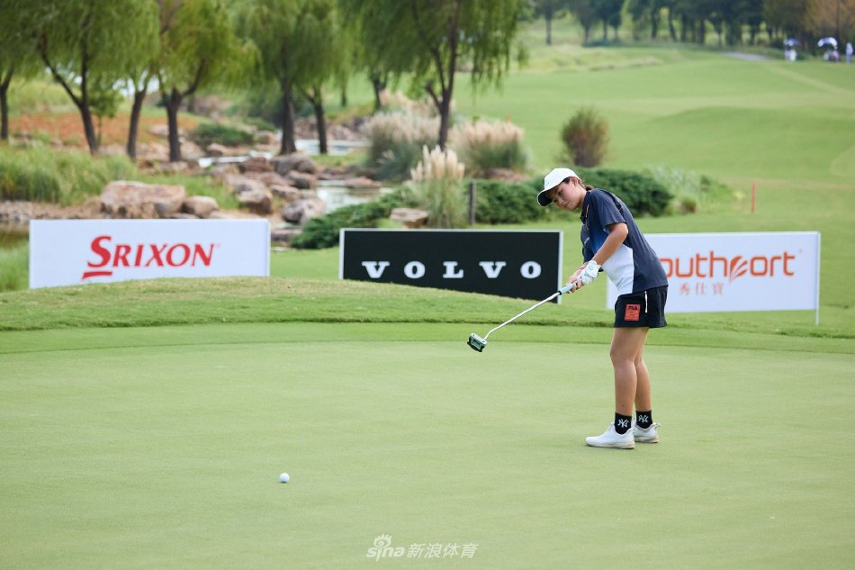 何安琪凝神屏息准备推击，眼神坚定如锁定目标的猎手