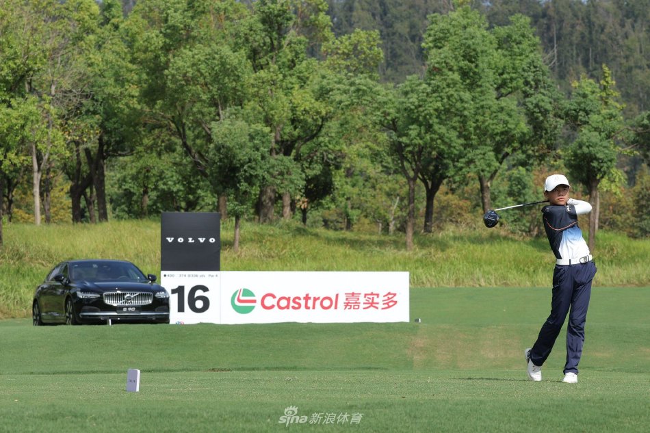 何筱语优雅完成一号木开球，球杆划破长空，身姿飒爽如鹰击晴空