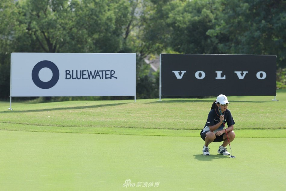 比赛结束后对手相互握手致意，眼神中充满对彼此的欣赏与尊重