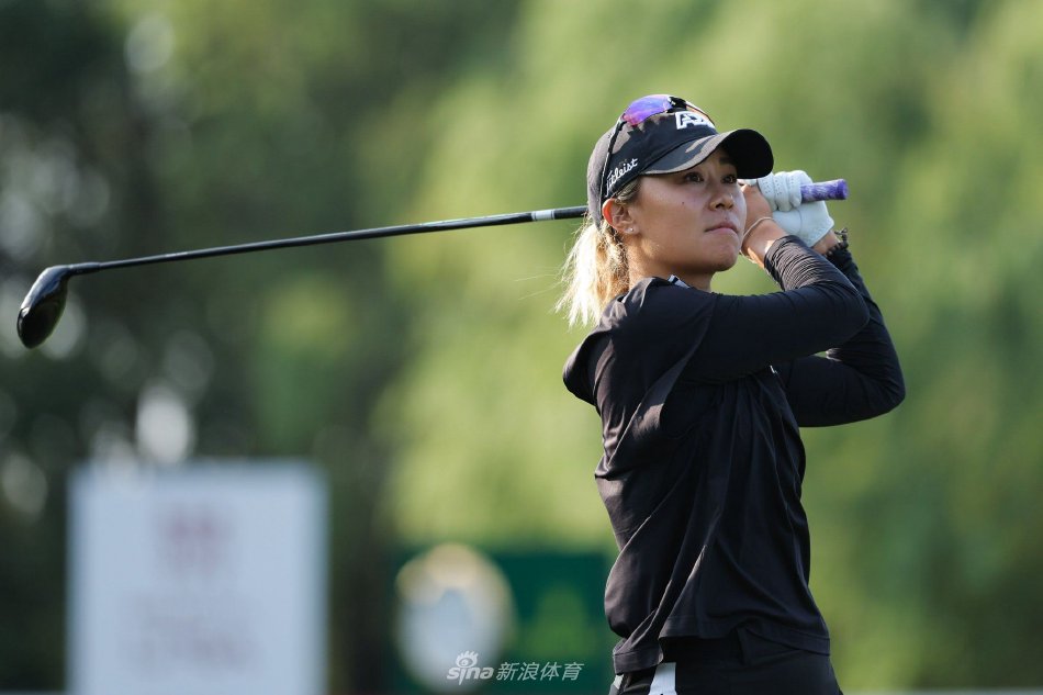 曾莉棋在沙坑中练习救球,沙粒飞溅间展现精湛的短杆技巧