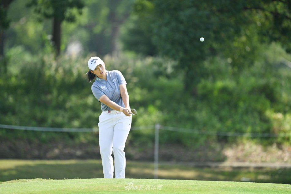 两届冠军姜孝林在练习果岭沉稳推杆,王者气场沉稳流露
