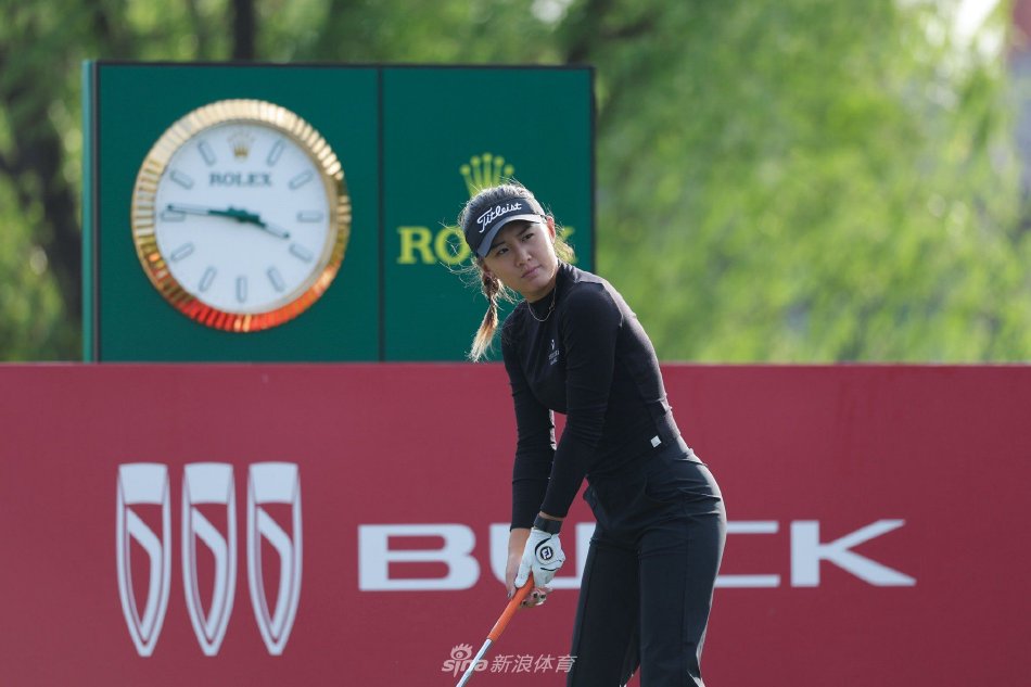 天才少女张斯洋漫步于球道,从容姿态尽显大将之风