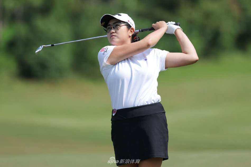 球员与球童在果岭边深入讨论策略,专注神情透露出对胜利的渴望