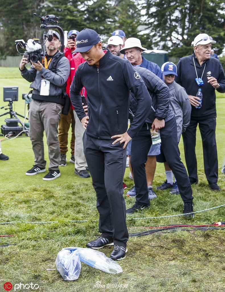 夕阳下李昊桐全力挥杆，身姿挺拔如松，球杆划出有力弧线