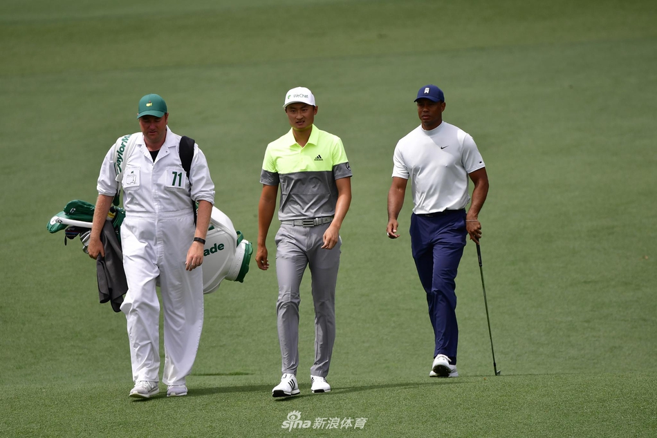 老虎伍兹身着标志性红衣，在奥古斯塔的松林间沉稳挥杆，身影与历史交织，尽显王者风范。