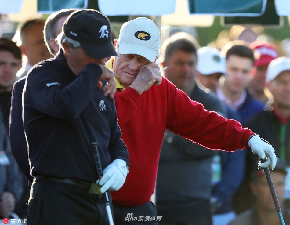 加里·普莱尔紧紧握住球杆,低头轻拭眼角,黑色帽檐下是难以言喻的激动神情。