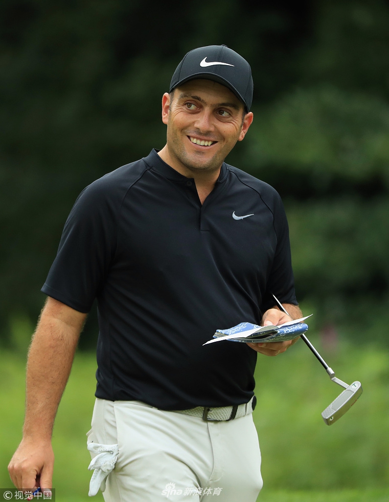 贾斯汀托马斯在练习果岭旁凝神思考,手握推杆,正在为接下来的比赛进行最后的策略推敲。