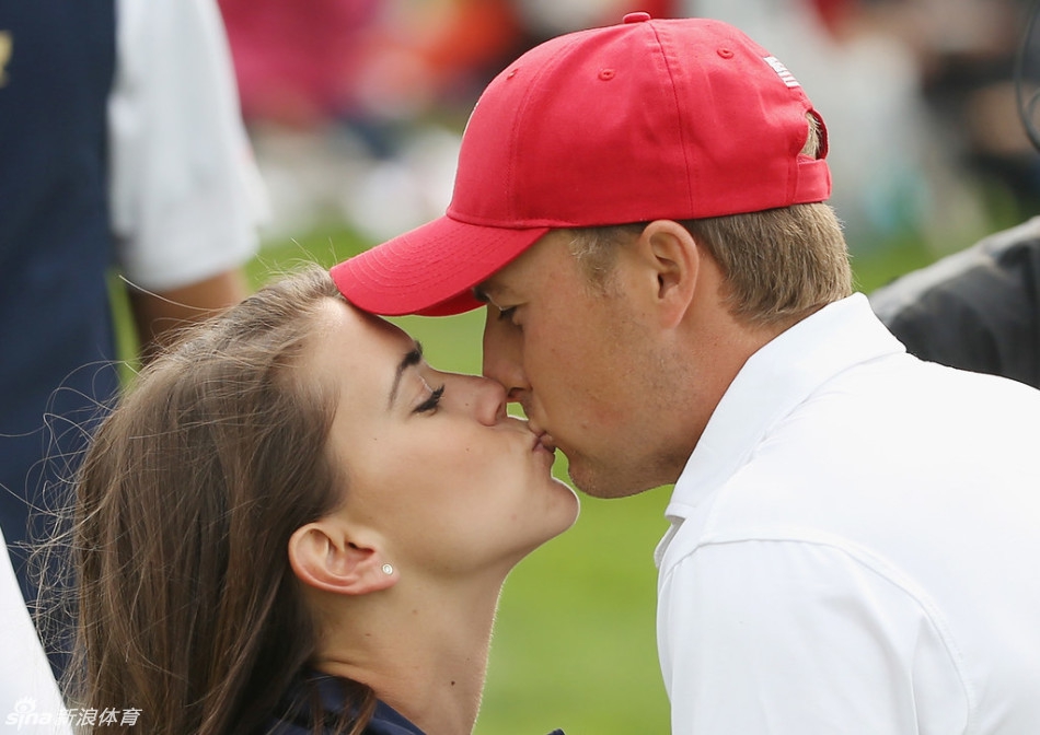 斯皮思与新娘在婚礼上深情对视，新娘头纱轻抚脸庞，眼中闪烁着幸福的光芒