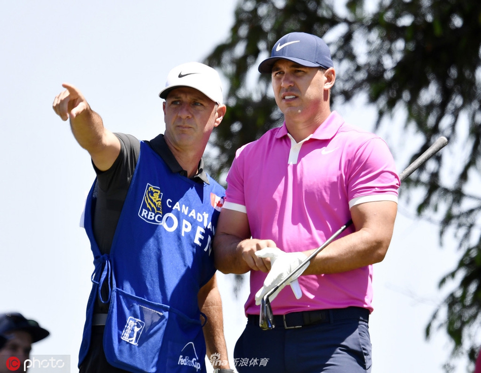 麦克罗伊在决赛轮发起猛烈攻势，一记精准的铁杆攻球直指旗杆。