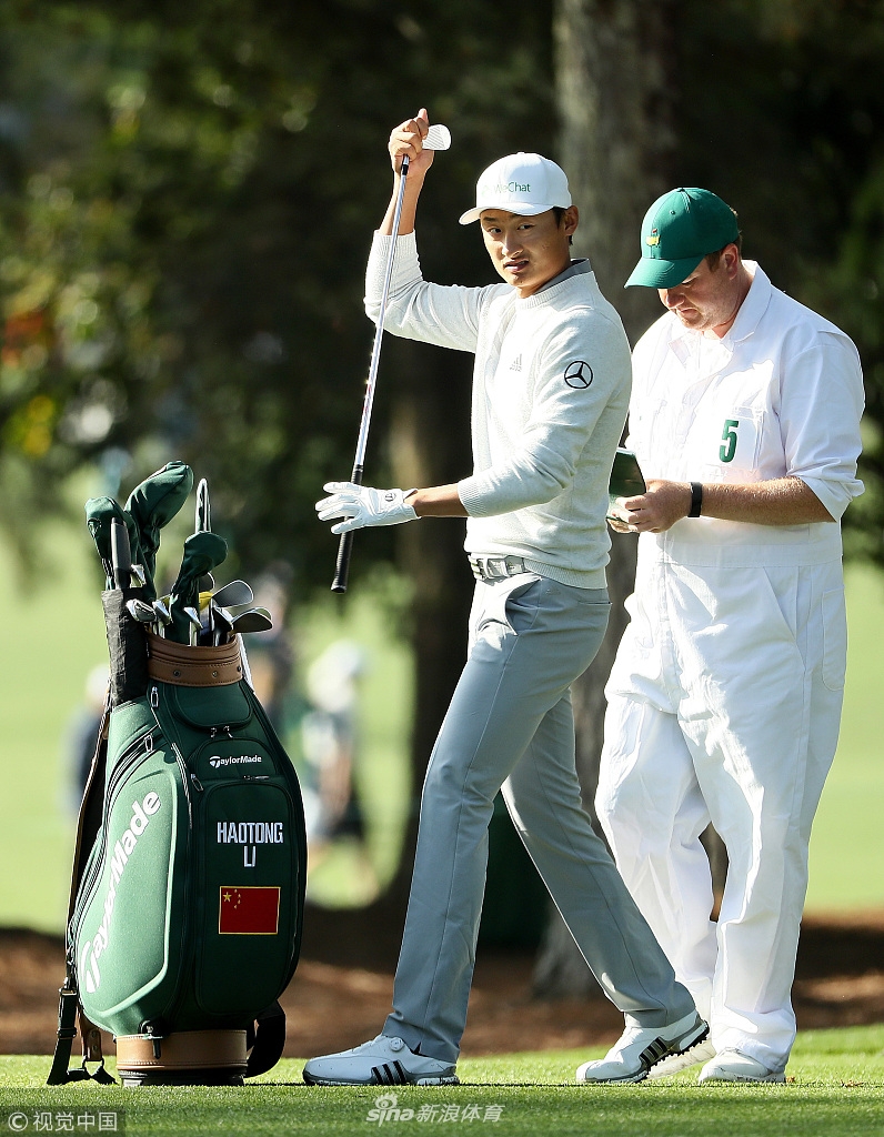 在全场注视下，李昊桐流畅完成一记开球，身体充分扭转，力量瞬间释放，小球划破长空飞向球道中央。