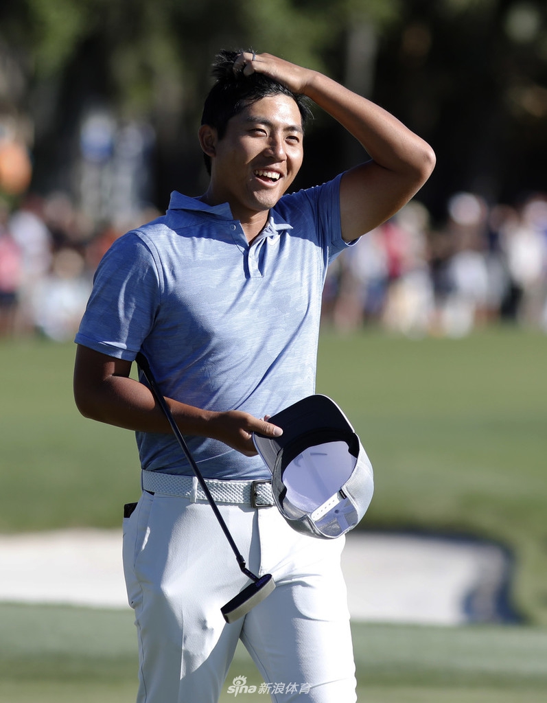 冠军夹克的特写镜头，红黑相间的格子图案象征着传统荣誉与至高成就