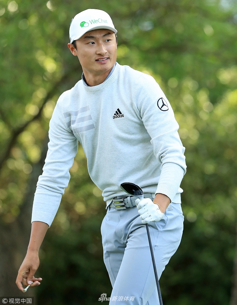 李昊桐从球包中慎重抽出一支铁杆，眼神锐利，此刻他与球杆之间似乎在进行一场无声的战术对话。