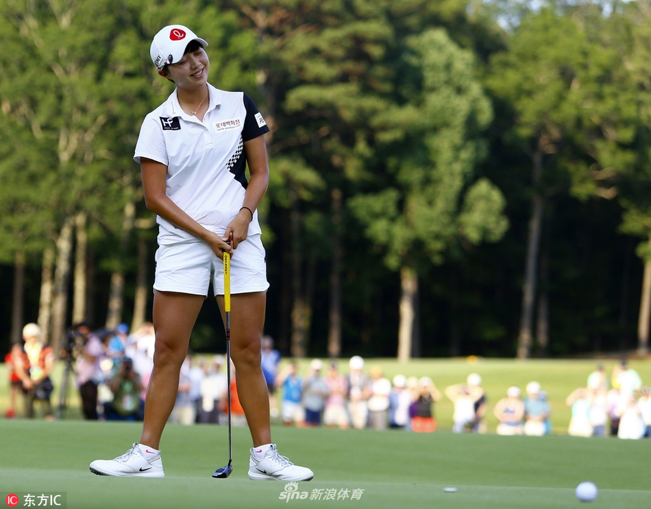 魏圣美在球道上优雅挥杆开球,身姿挺拔,目光专注地望向远方落点