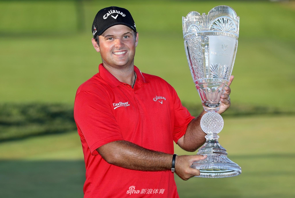 职业球手在沙坑中救球，沙砾在杆头冲击下如瀑布般飞溅，球员身体姿态充满力量与平衡感，眼神紧紧锁定空中的小球。