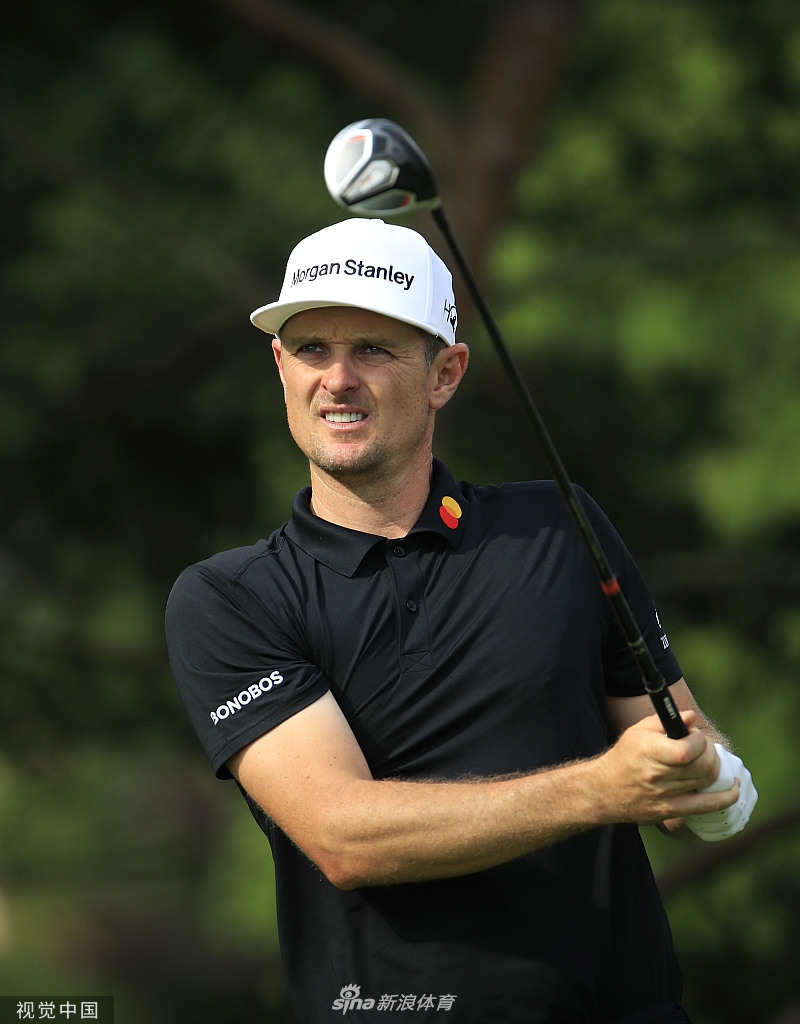 乔丹·斯皮思在练习轮中露出标志性笑容，与身旁友人轻松交谈，展现大赛前的从容心态