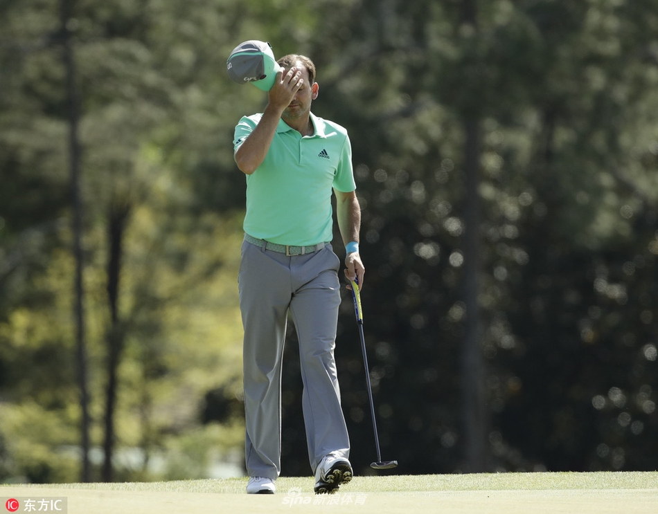 加西亚在抛球区准备再次击球,他低头看着手中的球,眼神专注却难掩沉重,身旁的池塘水面倒映着他孤独的身影。