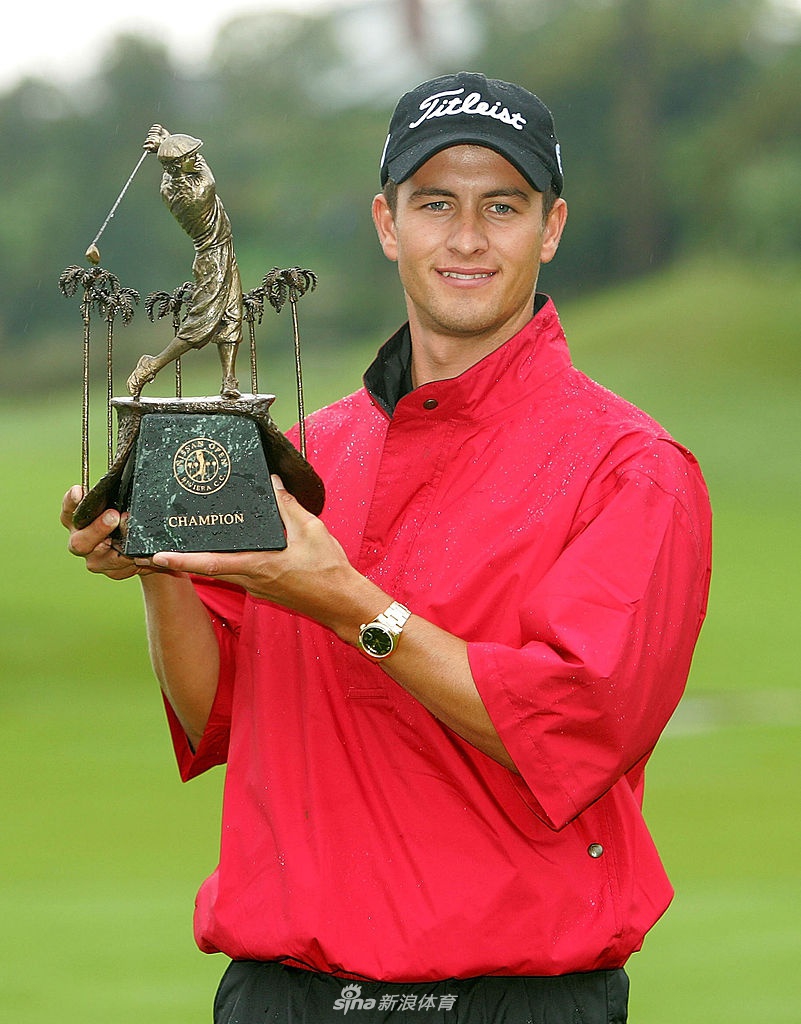 阳光洒在冠军奖杯上,年轻球手凝视的目光中充满了对未来的无限憧憬