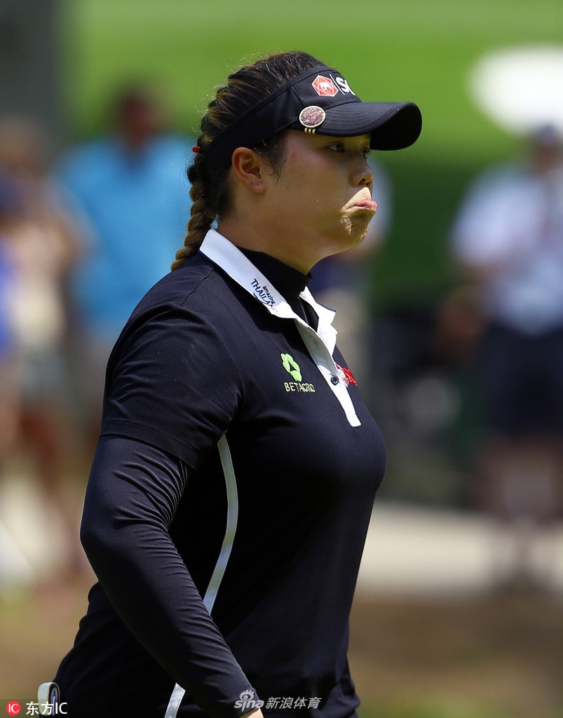 魏圣美向现场观众挥手致意,面带亲切微笑,尽显大将风度