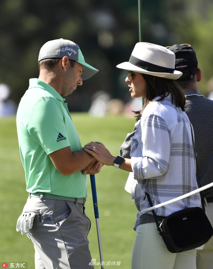 加西亚深情地亲吻妻子安吉拉,这个瞬间充满了温情与感恩,将所有赛场上的失意都隔绝在了两人的世界之外。