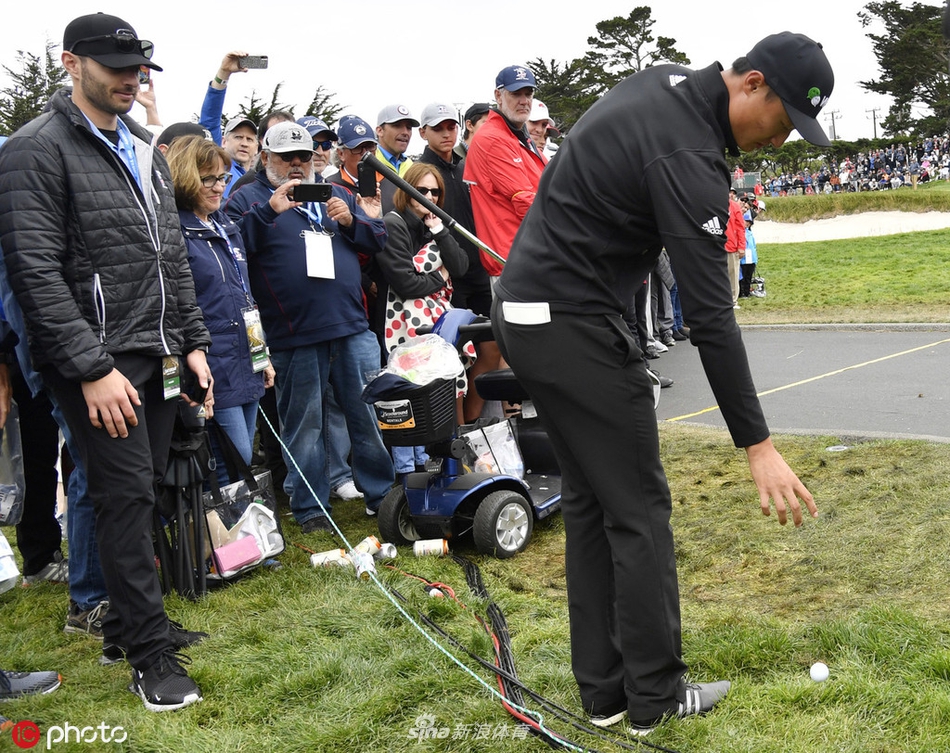 李昊桐与球童并肩研读复杂果岭，犹如战场上的谋士在策划进攻路线