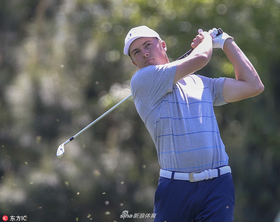 休斯敦公开赛首轮比赛场景，球员与球童在宽阔的球道上商讨策略，天空云层厚重。