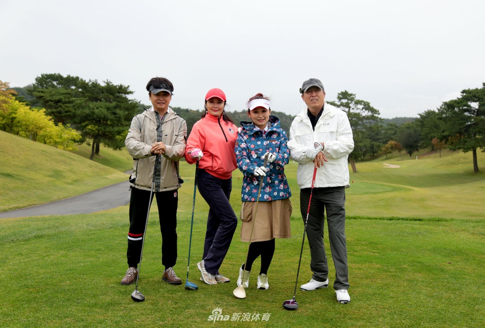 球员在风景如画的球道中漫步，阳光洒在绿茵场上景色宜人。