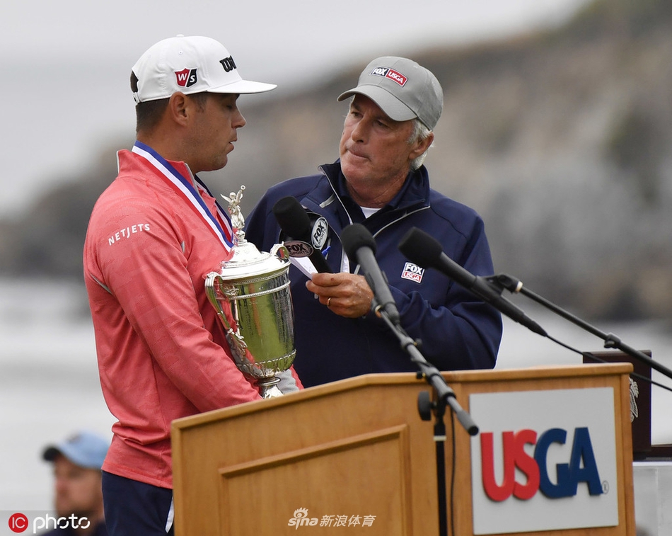 颁奖典礼上，伍德兰德将冠军奖杯高高举过头顶，四周的闪光灯如星河般照亮他灿烂的笑容。