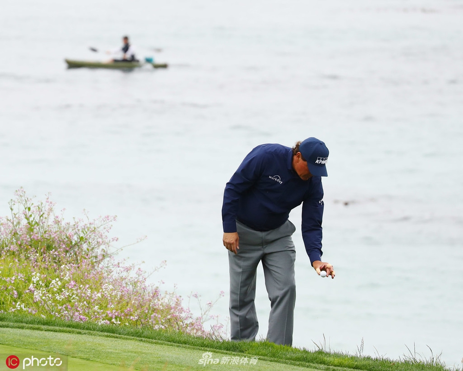 夕阳西下，圆石滩球场笼罩在金色的余晖中，空旷的球道仿佛在静静回味刚刚落幕的激战与传奇。