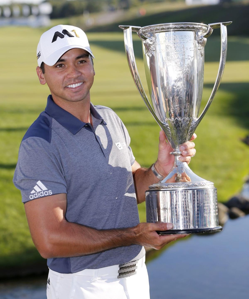 冠军深情亲吻奖杯,闭目瞬间凝聚所有艰辛与梦想成真的情感