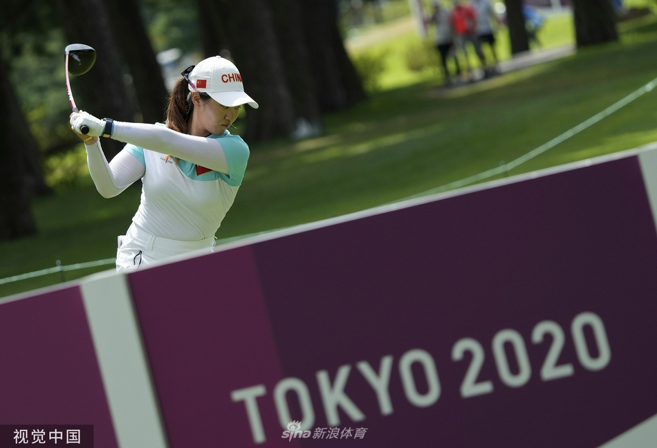 林希妤漫步于霞关乡村俱乐部的绿茵之间,凝神观察球场布局与风向,谋划下一杆策略