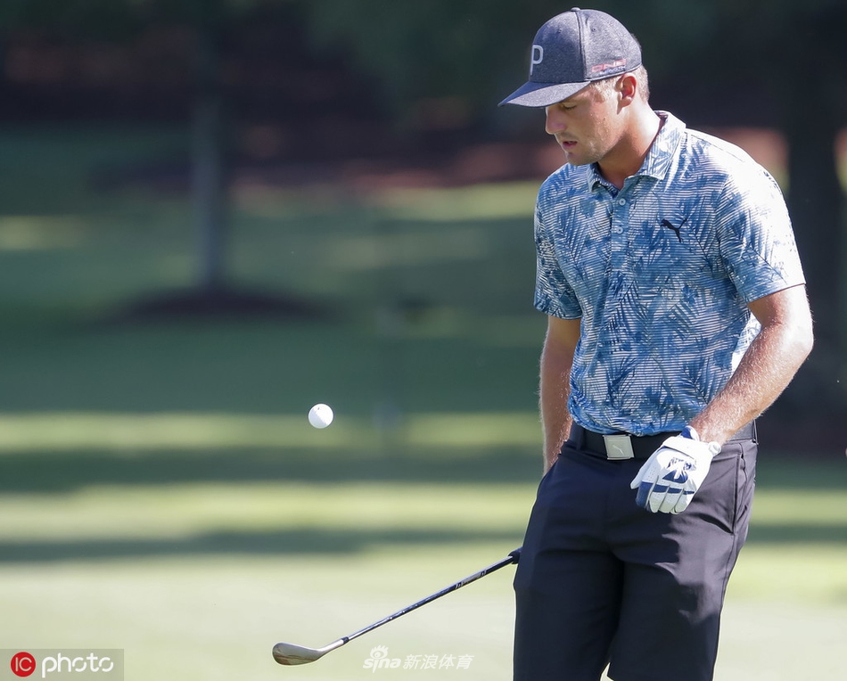 练习果岭上，球员们正细致地锤炼推杆手感，每一个细节都关乎千万奖金的归属
