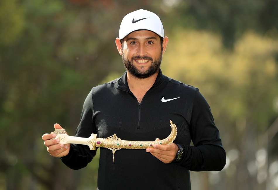 托马斯-皮特斯在阳光下完美挥杆，身姿矫健，球杆在空气中划出一道银色弧线