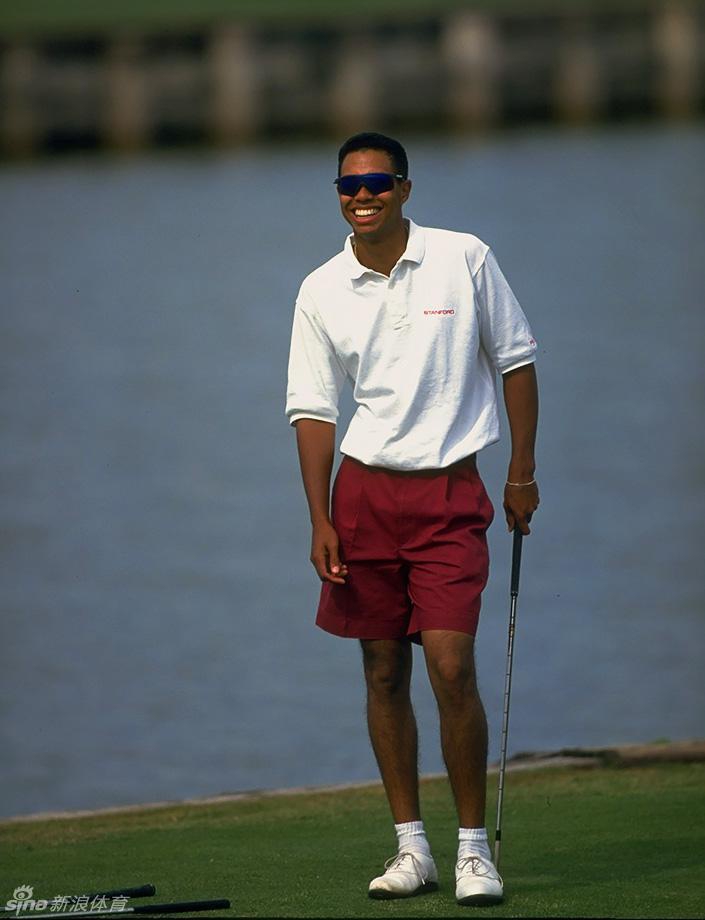 1995年，斯坦福大学校园内，少年伍兹独自享用奶昔，享受着成为全球焦点前难得的宁静校园时光。