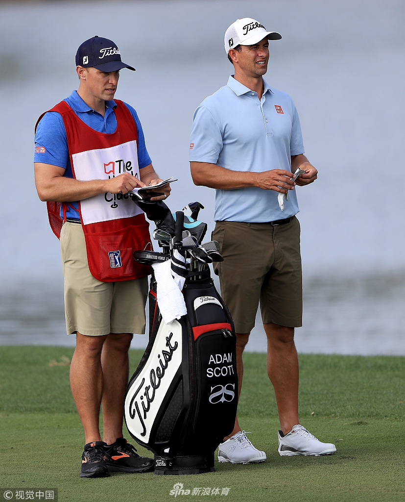 布鲁克斯-科普卡展现其标志性的强力挥杆，肌肉线条紧绷，充满力量感的瞬间被完美捕捉。