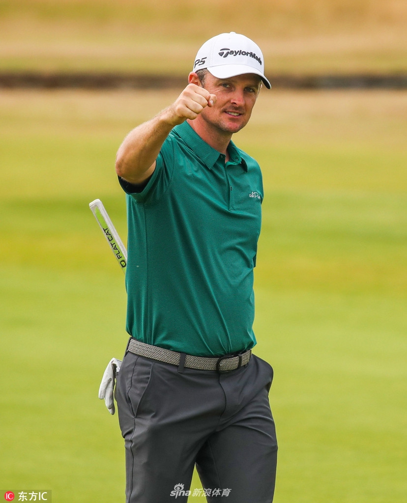 贾斯汀·罗斯在果岭边沉稳推杆，神情专注，背景中的古老石桥诉说着卡诺斯蒂的百年历史。