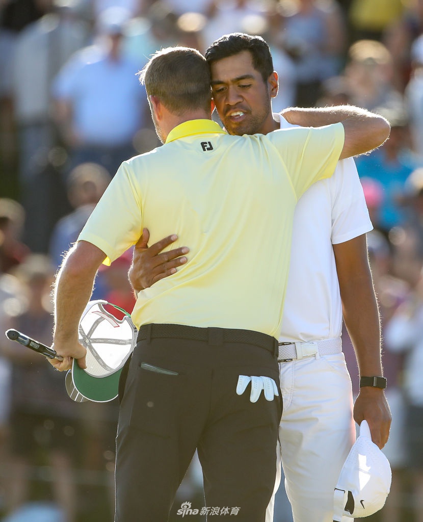 夺冠后，韦伯·辛普森振臂高呼激情庆祝，背景中巨大的记分牌见证了他的逆转胜利