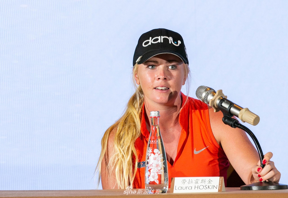 媒体记者长枪短炮聚焦发布会,记录这一中国高尔夫创新赛事启航的重要时刻。