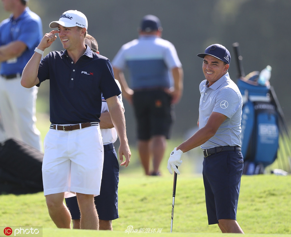 赛前紧张的氛围中，球员与教练利用最后时间交流战术，推敲每一杆的策略