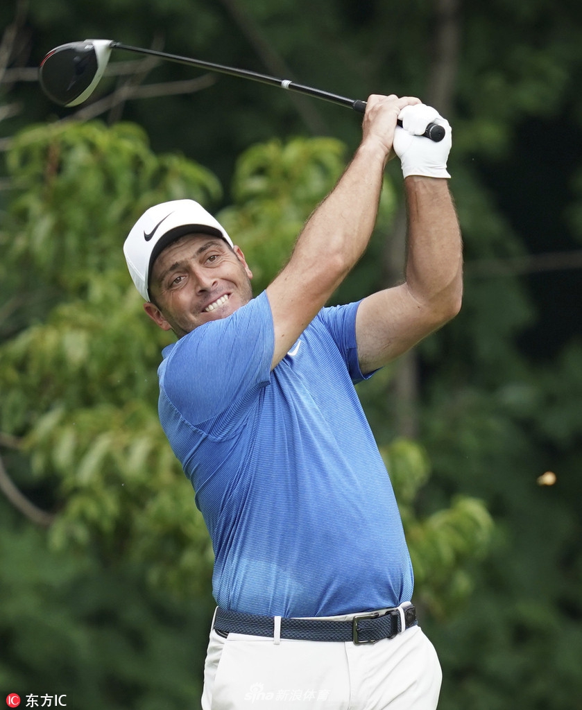 布朗森伯古在强鹿赛第三轮中打出一记惊人开球，小球径直飞向球洞，最终停在洞杯旁咫尺之遥，引发观众惊叹。