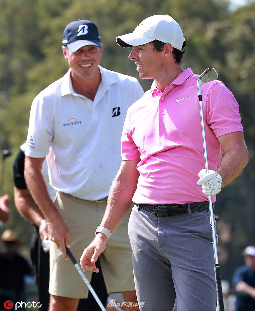 麦克罗伊在练习轮中挥杆，动作流畅充满力量，姿态堪称教科书级别