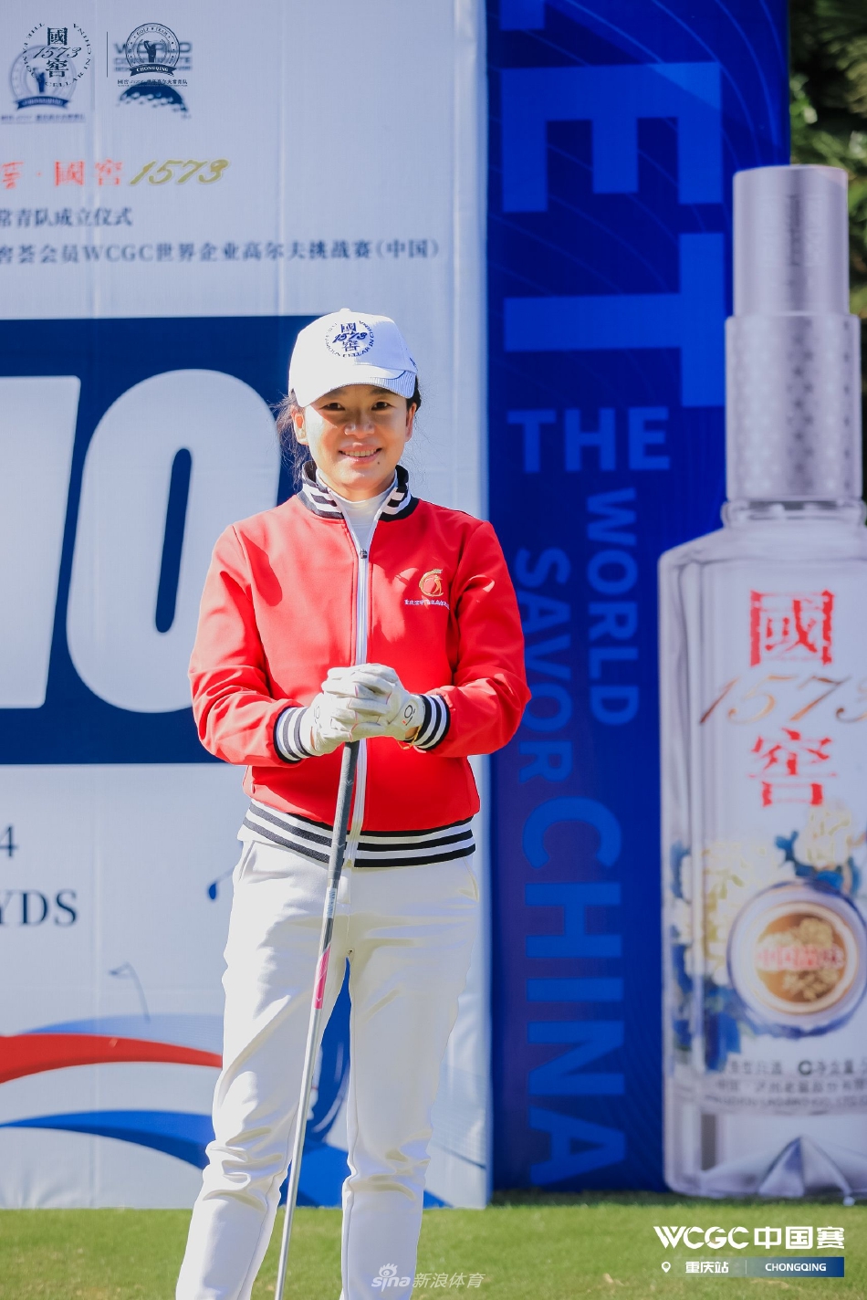 颁奖时刻，冠军高举奖杯喜悦洋溢，金色的奖杯与灿烂的笑容一同闪耀。