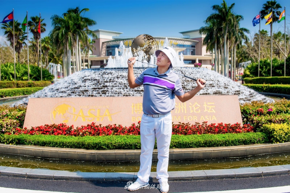 开幕合影全景，所有参赛选手并肩而立，展现中国高尔夫新生代与中坚力量的集体风采