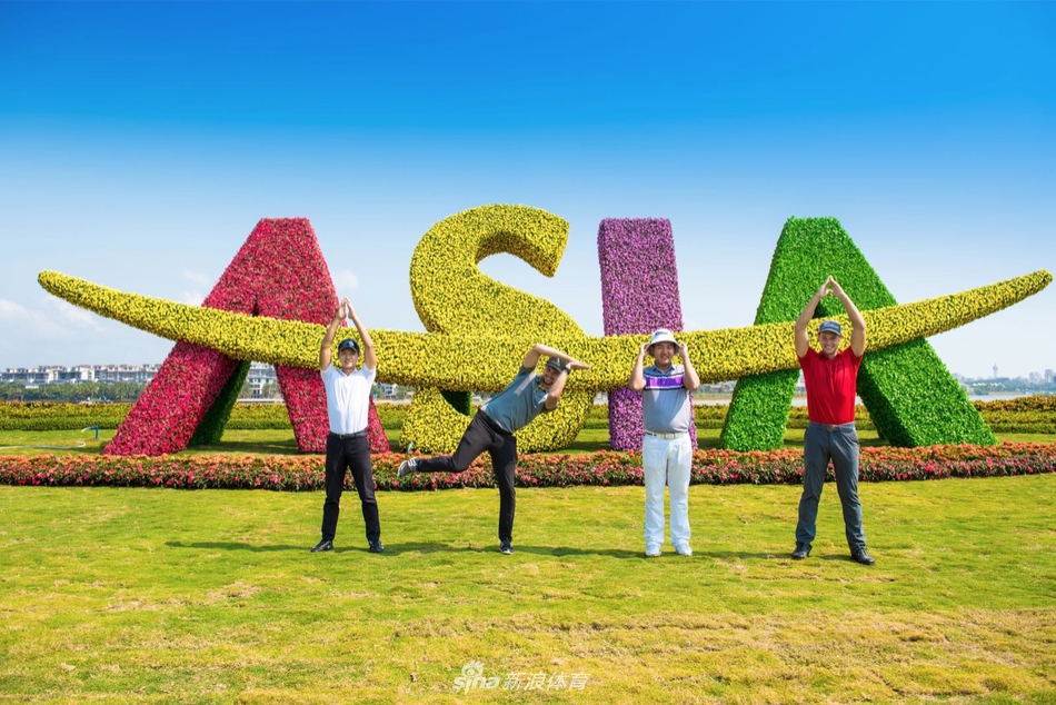 球道全景俯瞰，蜿蜒的绿带穿过椰林沙地，如同镶嵌在大地上的翡翠项链