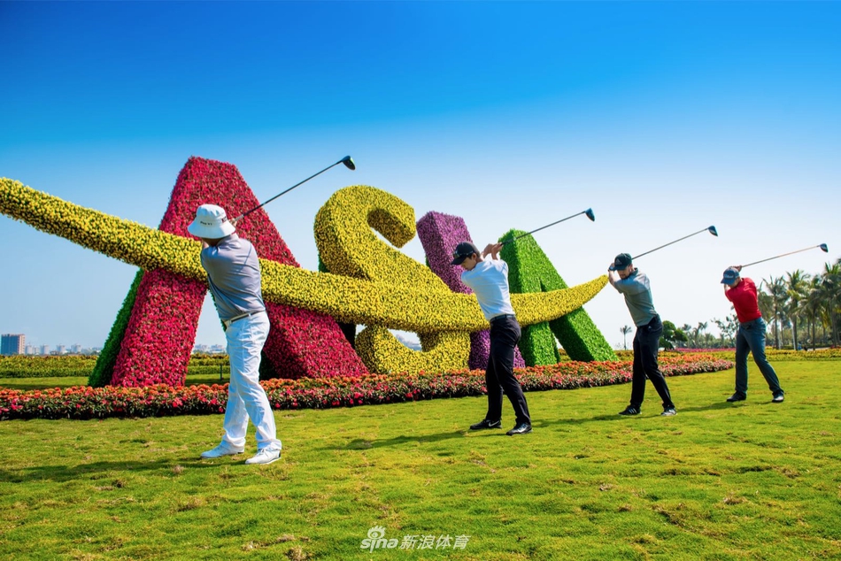 球员组照侧影，阳光洒在健硕的身形上，于绿茵场投下充满力量感的剪影，静待角逐