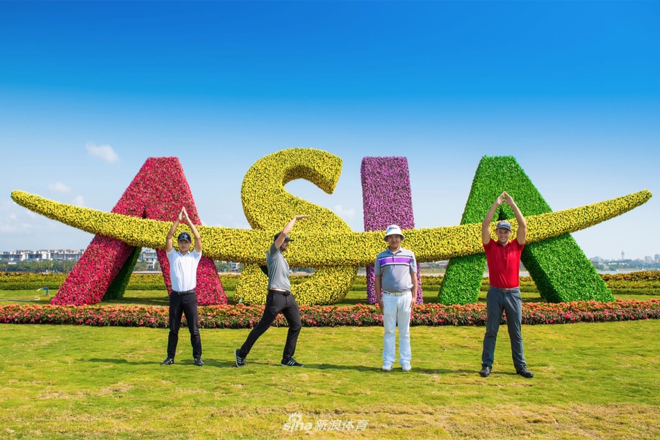 赛事工作人员与球员共同检查场地，严谨认真的态度保障了大赛的高标准运行