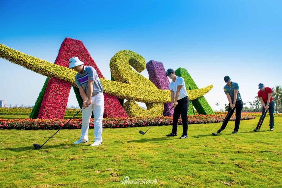 一位年轻球员手持球帽向镜头致意，身后宽阔的球道与湛蓝天空勾勒出竞技舞台的壮丽