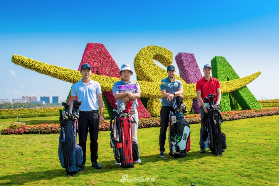 球员在练习果岭推杆，弯腰凝视的专注神情，诠释了何为‘差之毫厘，谬以千里’