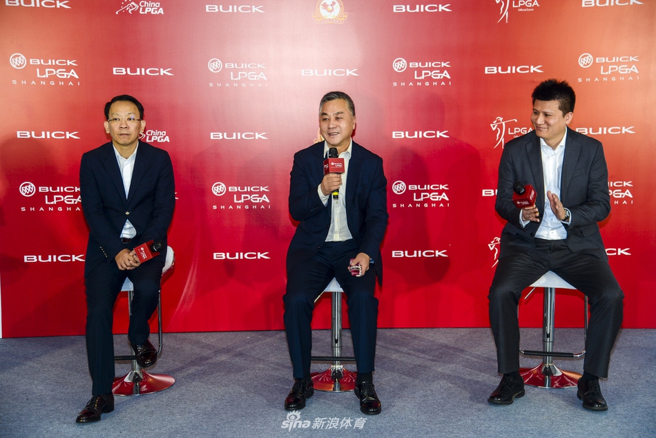 优雅挥杆瞬间：高球女将优雅转身全力挥杆，球杆划出完美弧线，白色小球应声而起，飞向远方如画的球道。