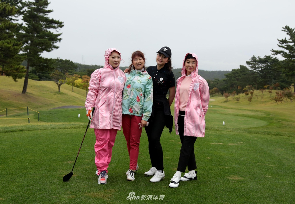 颁奖晚宴上冠军捧起奖杯，周围队员热烈鼓掌分享荣耀时刻。